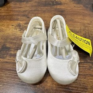 NWT Dream Pairs - toddler Size 6